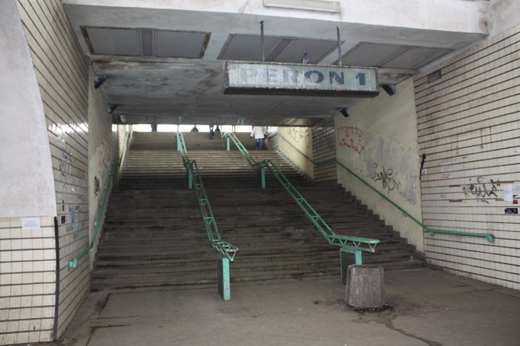 Schody z przejścia podziemnego na peron stacji Warszawa Stadion przed przebudową.