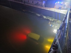 Gdańsk: Wjechał do rzeki, zostawił włączone światła