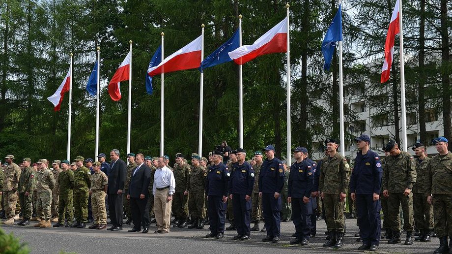 Kilkunastu żołnierzy na zakończenie manewrów otrzymało odznaczenia i wyróżnienia