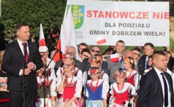 Mnóstwo selfie, autografy, muzyka ludowa... Wizyta prezydenta Andrzeja Dudy w Strzelcach Opolskich [ZDJĘCIA]