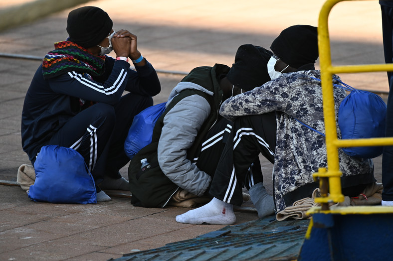 Nielegalni migranci z Afryki Płn. w porcie Augusta we Włoszech, ostatni dzień 2021 r.