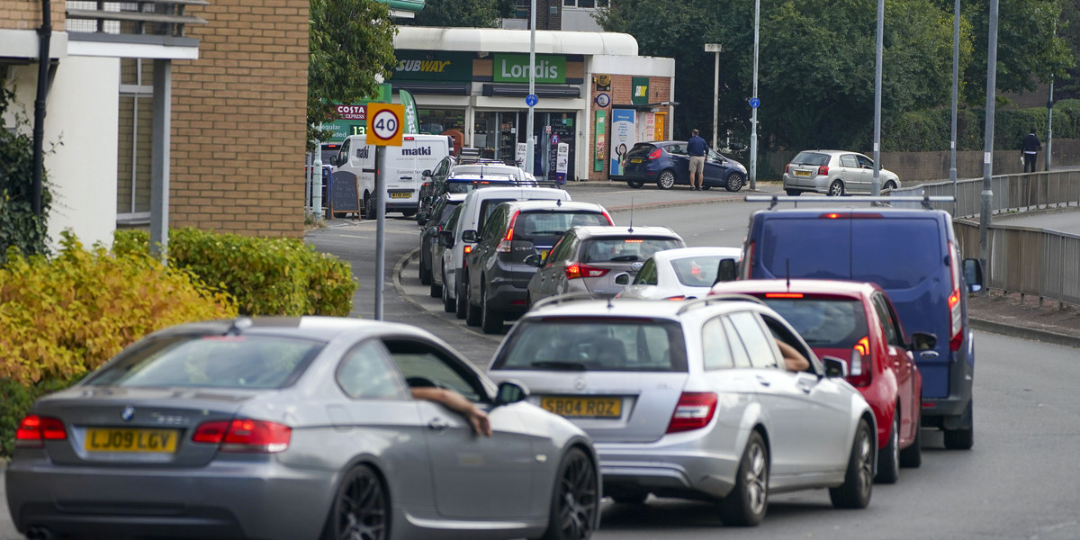 W ostatnich dniach przed stacjami benzynowymi w Wielkiej Brytanii tworzyły się długie kolejki samochodów. Od wakacji pojawiają się też doniesienia o niedoborze towarów na sklepowych półkach. Branża obawia się, że sytuacja pogorszy się przed świętami. 