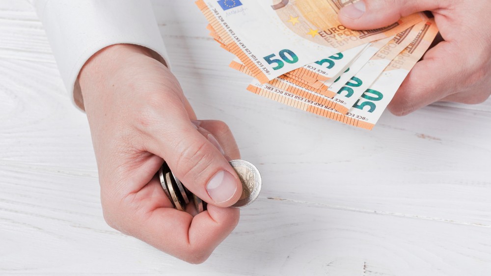Životné minimum stúpne na takmer 300 eur. Zistite, o koľko si reálne prilepšíte.