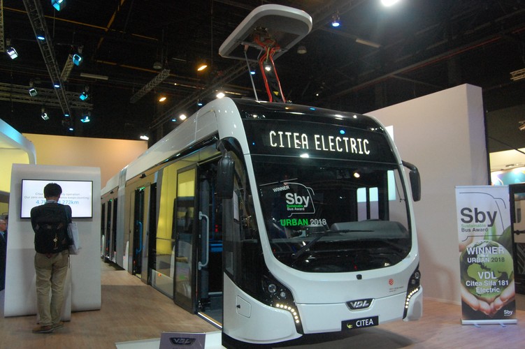 Elektryczny Holender

To to kolejny autobus, który wyglądem przypomina tramwaj. Holenderski VDL Citea SLFA-181 Electric to przegubowy autobus elektryczny. To pojemny pojazd, który przeznaczony został głównie na projekty o nazwie BRT (Bus Rapid Transit). To specjalne wydzielone trasy przeznaczone tylko dla autobusów.