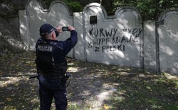 Antysemityzm w Krakowie. Swastyka i wulgarny napis na murze dawnego getta żydowskiego