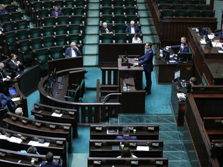 Premier Mateusz Morawiecki przemawia na sali obrad podczas posiedzenia Sejmu