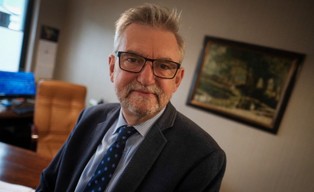 Nie możemy w tej chwili traktować COVID-19 jak grypy. "To fatalny trop"