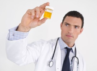 Badania moczu w pracy: kiedy są obowiązkowe i kto musi je wykonać?