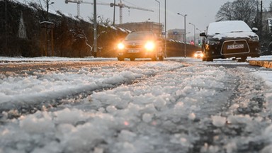 Uwaga na warunki pogodowe. Sypie i wieje, Małopolska zwołuje sztab kryzysowy