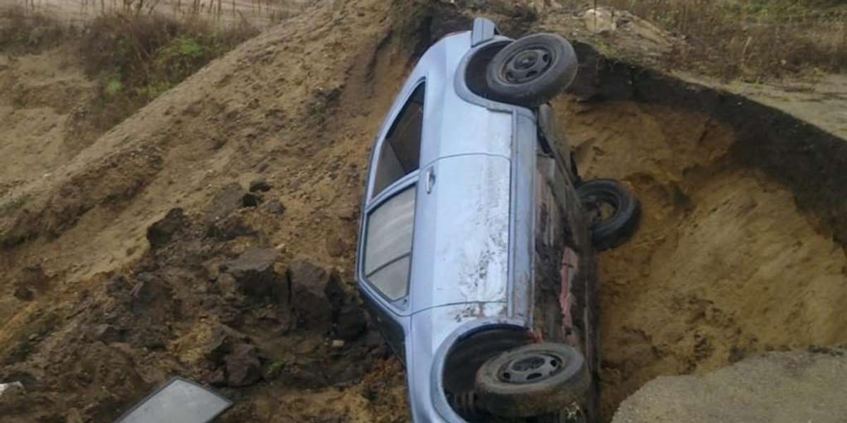 Groza! Auto zawisło nad przepaścią! FOTO