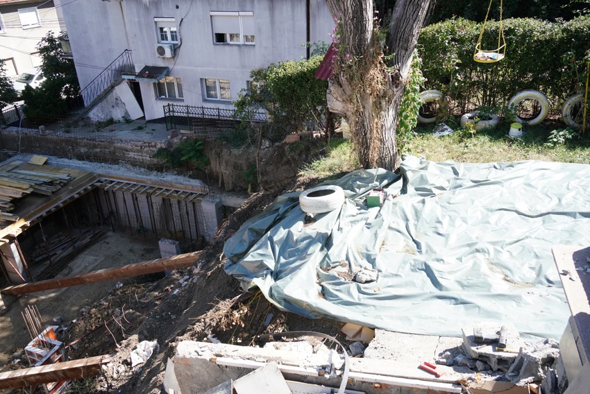 Mesto na kojem je stajao zid koji se obrušio u jamu 