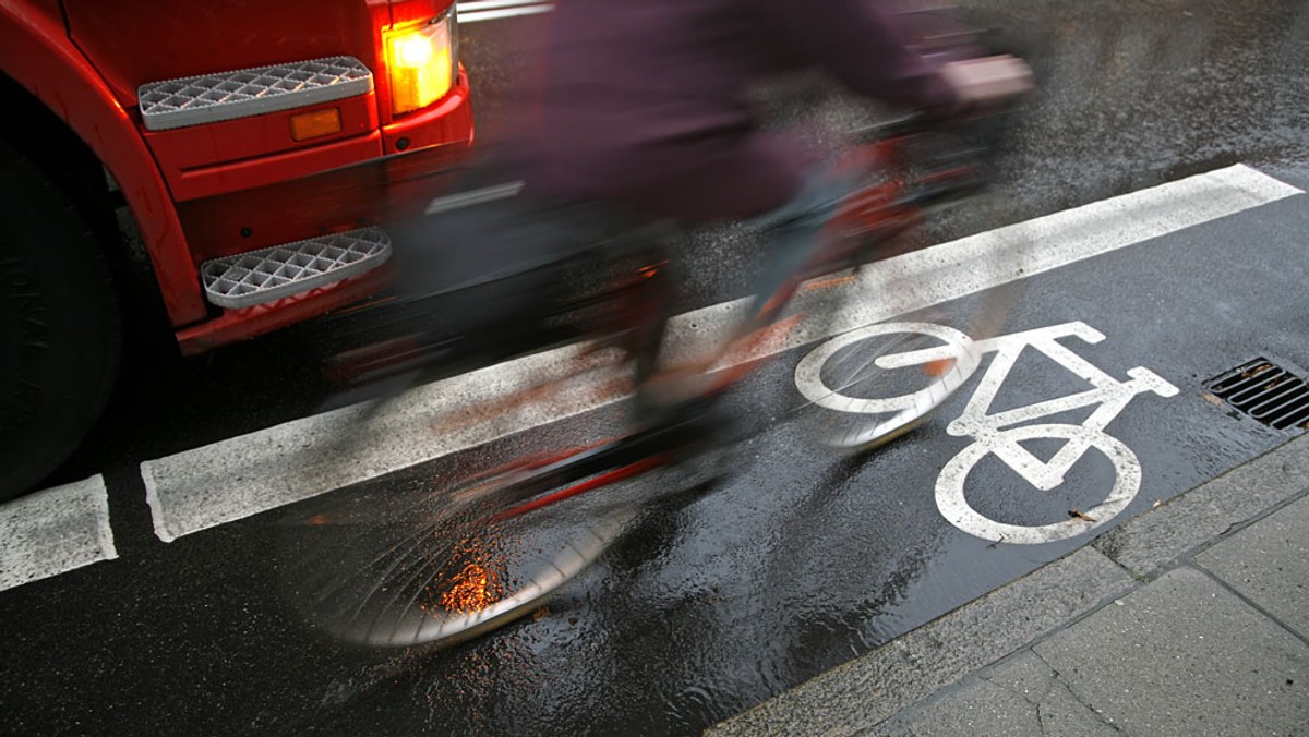 Najszybszy był rowerzysta - podróż zajęła mu niespełna 33 minuty. Dojazd samochodem i motocyklem trwał równie długo - blisko 37 minut. Dla porównania, podróż komunikacją miejską - autobusem i metrem - zajął ponad godzinę i 9 minut.