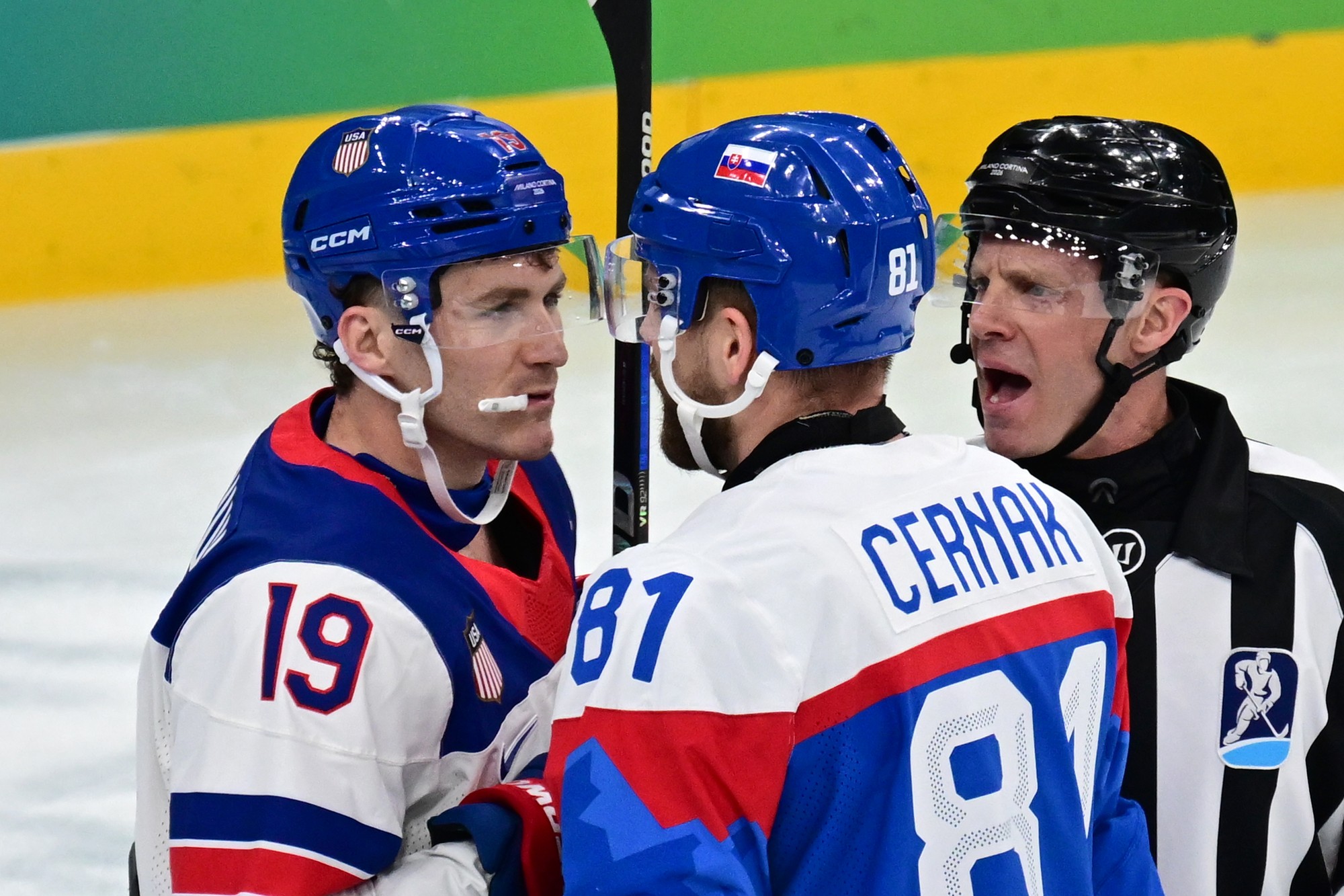 Erik Černák (Slovensko) a Matthew Tkachuk (USA).