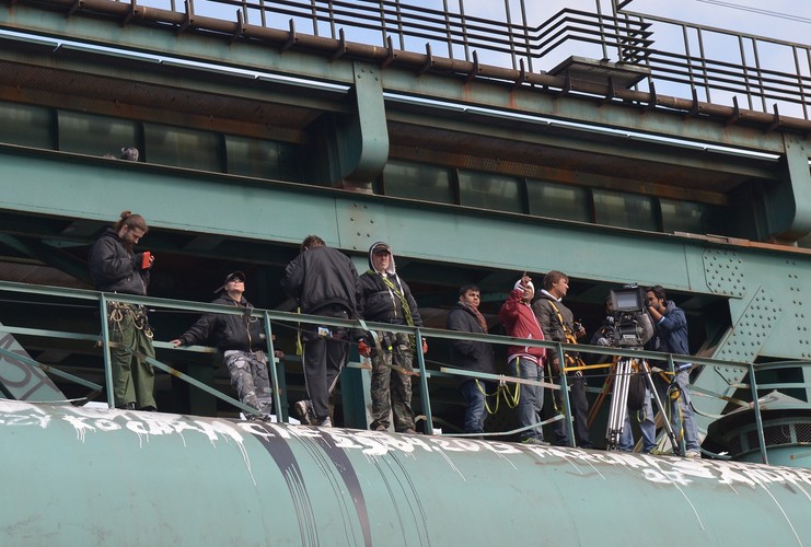 W świąteczny poniedziałek filmowcy z Bollywood kręcili spektakularny pościg i upadek z mostu do rzeki.