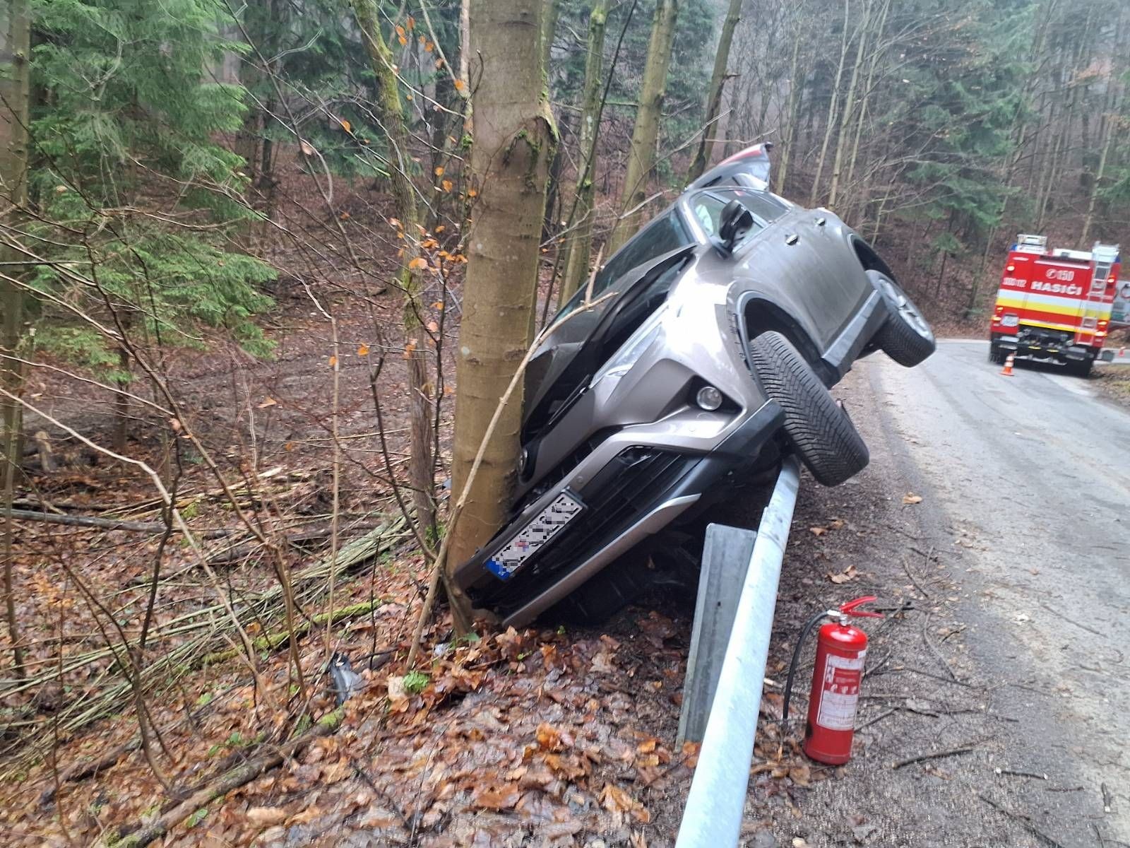 Pri Lazoch pod Makytou v okrese Púchov došlo k dopravnej nehode. 