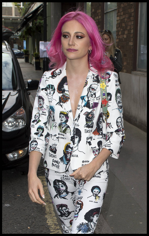 Różowowłosa Pixie Lott w Londynie