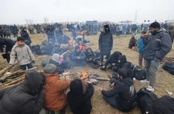 Na granicy "względny spokój". Migranci "są w koczowisku, gdzie siedzą i palą ogniska"