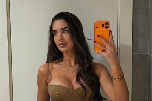 POMIRILA SE SA GASTOZOM I SNIMA SE U WC-U U USKOM I KRATKOM Dekolte puca! Anđela Đuričić u vrelom izdanju (VIDEO)