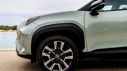 ma silnik 1.5 i spala 2,73 l na 100 km. nowa toyota znika w ciemno. ile kosztuje?