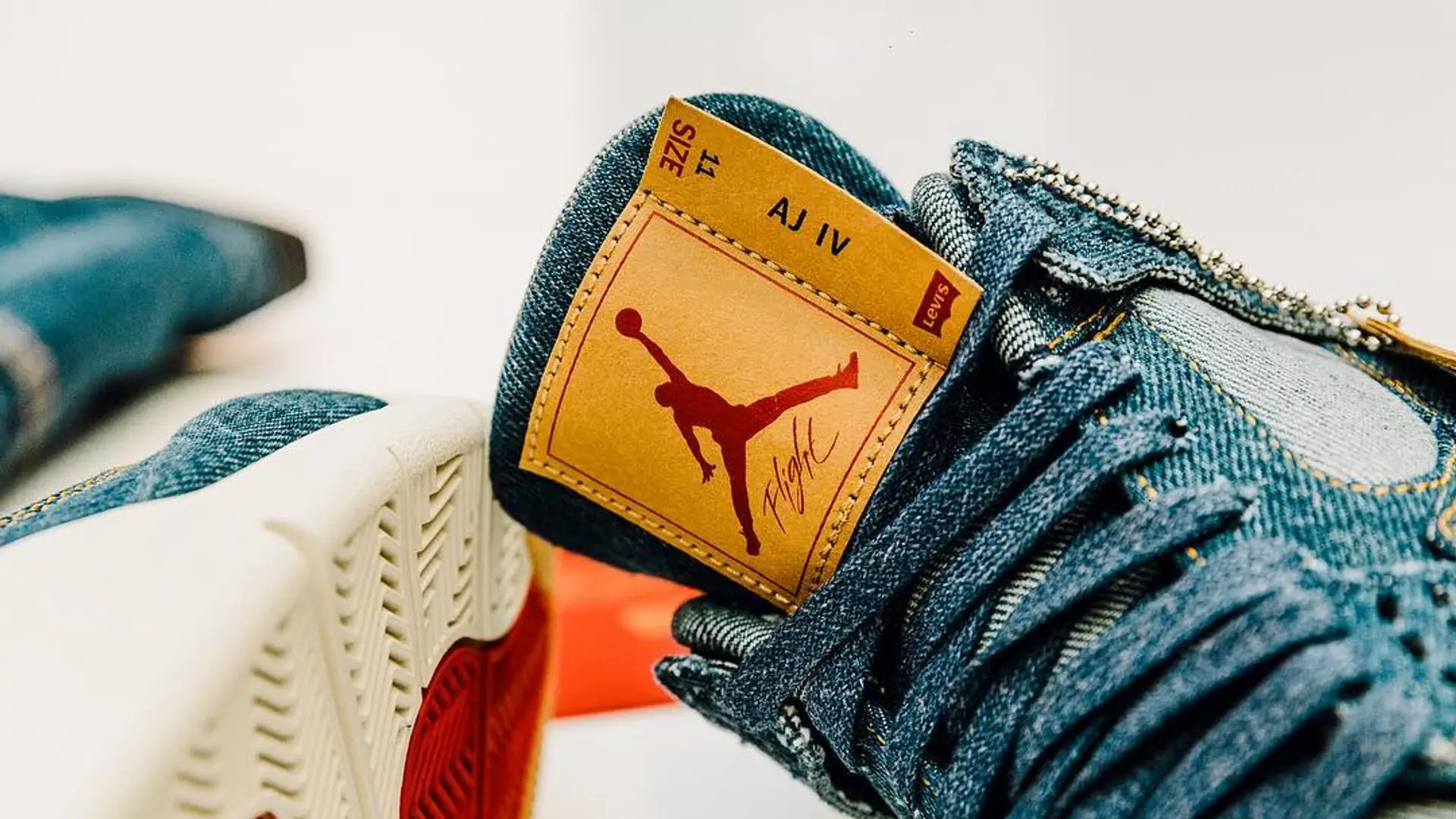 Jordany inspirowane najsłynniejszą jeansową kurtką. Kolekcją Levi's x Jordan 4 wysoko zawieszają poprzeczkę