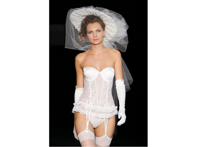 Bielizna ślubna w kolekcji Emperatriz/Carmen Cid na Cibeles Madrid Novias 2010