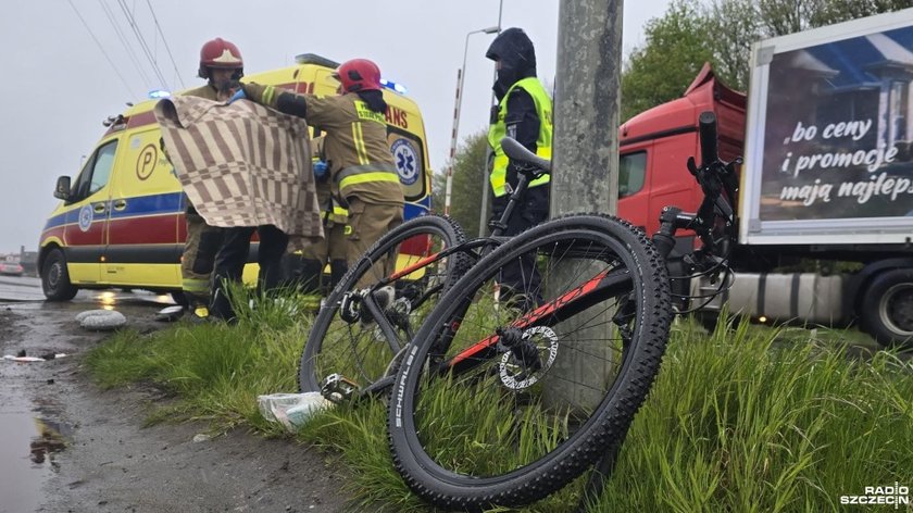 Rowerzysta uderzył w pociąg.