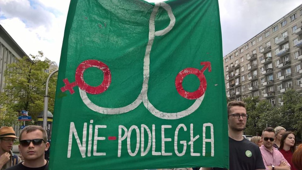 Transparent z symbolem Polski Walczącej, który na kotwicy miał namalowane symbole płci, Zieloni nieśli na ubiegłorocznej Paradzie Równości w Warszawie. To wtedy zwrócił on uwagę środowisk prawicowych, które wzywały do ich ukarania. Niemal rok po tym zdarzeniu trójka działaczy partii, którzy nieśli transparent, otrzymała wezwanie do sądu. Wśród nich jest Marcin Krawczyk z Poznania. - Nie wiem, w jaki sposób znieważyliśmy ten znak - mówi Onetowi.