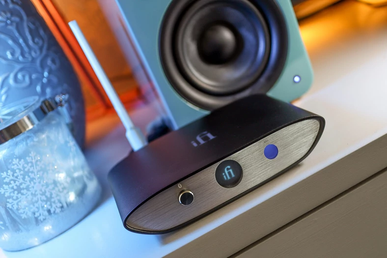 Streamer Blue v2 firmy iFi Audio obsługuje bezpośrednie odtwarzanie z serwisów: Spotify, Amazon, Apple Music i Tidal. Może także odbierać dźwięk poprzez Bluetooth przy wsparciu dla takich kodeków, jak aptX HD czy LDAC