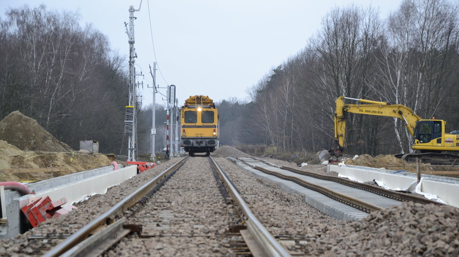 Położono tory na budowanym wiadukcie kolejowym nad S14 w Zgierzu