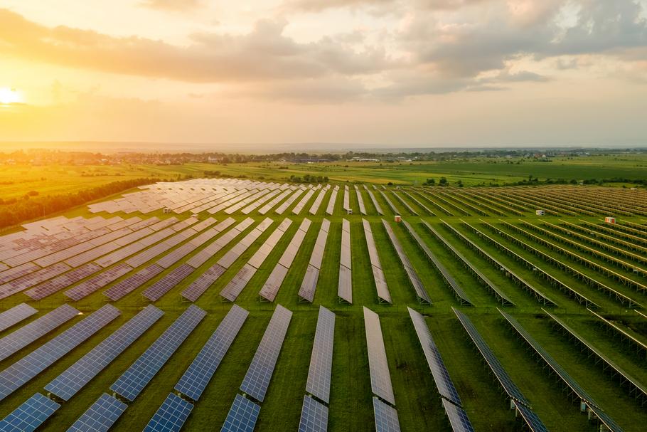 Nowe inwestycje o wartości 6 mld dol. na działania proklimatyczne Biały Dom zapowiedział kilka dni po tym, jak Amerykańska Administracja Usług Ogólnych (GSA) - jedna z amerykańskich agend rządu federalnego - ogłosiła wydanie 2 mld dol. na rządowe projekty budowy budynków z wykorzystaniem materiałów o niskiej zawartości węgla, w tym asfaltu, betonu, szkła i stali.