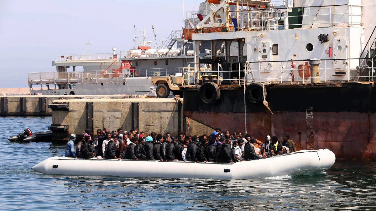 U wybrzeży Libii uratowano wczoraj 3480 imigrantów z kilkunastu dryfujących łodzi, którymi próbowali przepłynąć do Włoch - poinformowała dzisiaj nad ranem włoska agencja Ansa. O kolejnej kryzysowej sytuacji na Morzu Śródziemnym poinformowała załoga okrętu brytyjskiej Royal Navy.