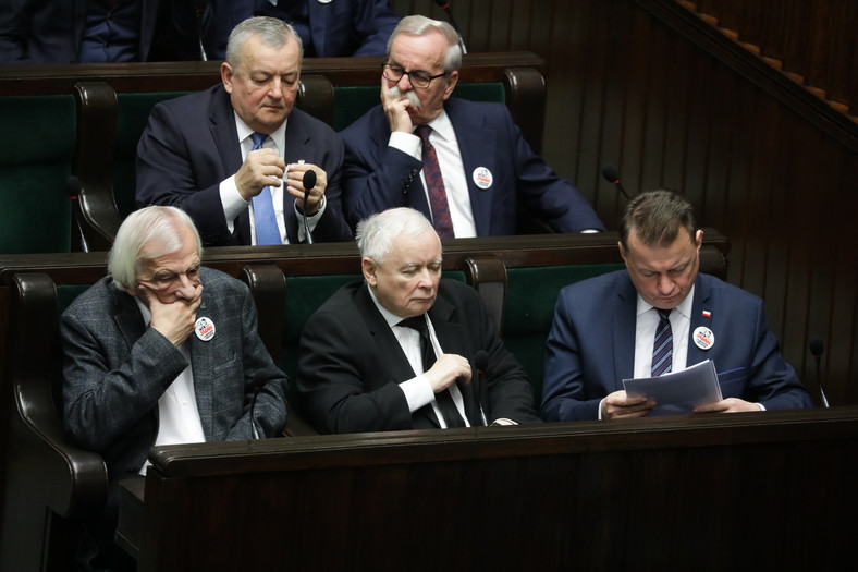 Ławy PiS w Sejmie. W pierwszym rzędzie, od lewej: Ryszard Terlecki, Jarosław Kaczyński i Mariusz Błaszczak