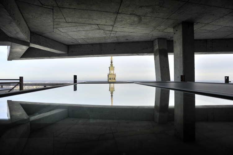 Będzie największy i najdroższy apartament z tarasem w „Szklanym Żaglu”. Zajmie powierzchnię 374 m kw. Cena za metr penthouse’a mocno przekracza 40 tys. zł. 'Ten unikalny apartament już dziś uważany jest za najbardziej pożądane dobro na rynku nieruchomości w Europie' - twierdzi spółka. Zdjęcie: Złota 44 (c) ORCO fot. Krzysztof Wierzbowski