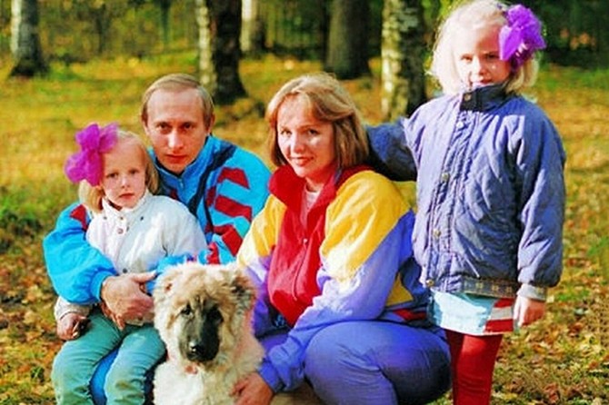 Ljudmila i Vladimir Putin sa ćerkama (1990)