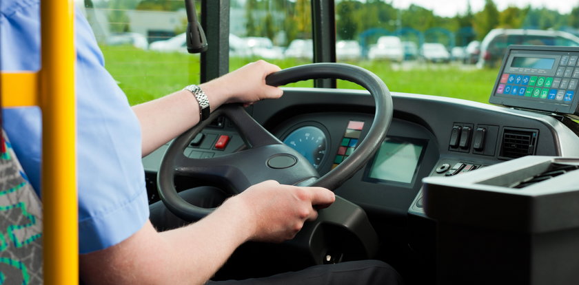 Wypchnął kontrolera z autobusu. Mężczyzna uderzył głową o chodnik