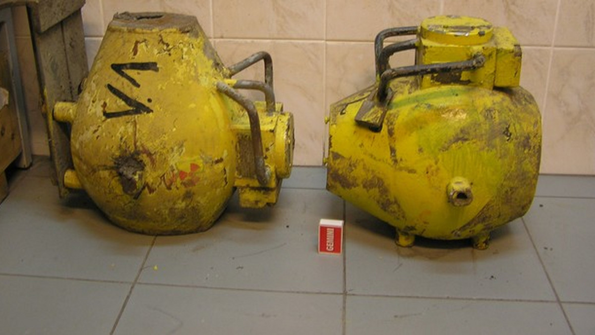 Policja wciąż szuka sprawców kradzieży dwóch pojemników z radioaktywnym izotopem kobaltu Co-60 z terenu elektrowni w Bełchatowie. Jeśli ktokolwiek wie, gdzie znajdują się poszukiwane przedmioty, powinien natychmiast zgłosić się na policję.