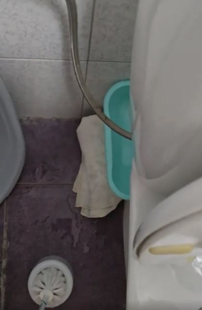 Turista je zatekao vodokotlić koji curi, a ispod njega kantu i krpu