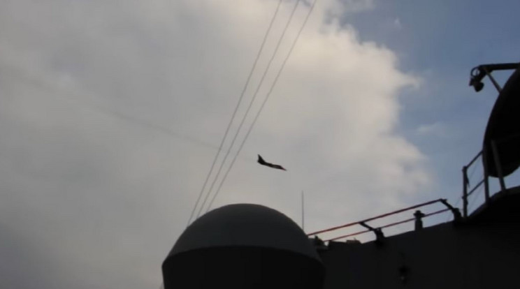 Az orosz vadászbombázók veszélyesen megközelítették az amerikai hadihajót/Fotó: Youtube
