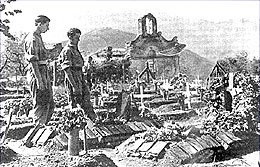 Prowizoryczne groby polskich czołgistów poległych pod Monte Cassino, przykryte gąsienicami