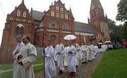 Prymas Polski: Uwierzmy, że w Polsce działa siła, która bez gwałtu i przemocy wszystko uspokaja