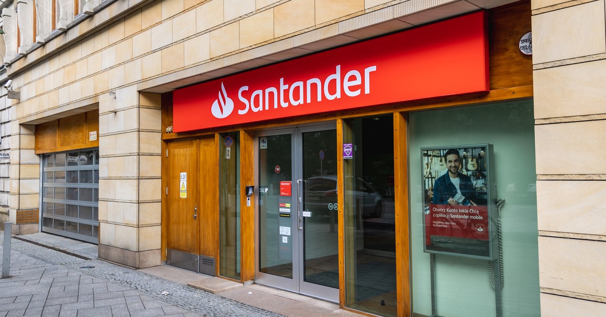 Pieniądze zniknęły z kont klientów po podejrzanych wypłatach w bankomatach. Santander uspokaja klientów