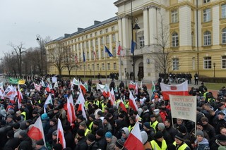 Piąty dzień protestu rolników przed KPRM. W 'zielonym miasteczku' przebywa około 50 osób