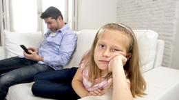 Psychiatra: dzisiaj rodzice chcą być młodsi od swoich dzieci; nie chcą mieć autorytetu