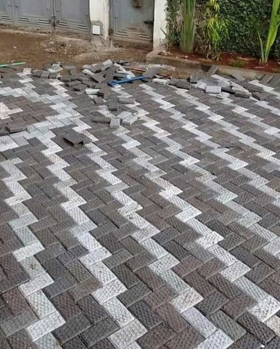 Kenijczycy robią cegły z odzyskanego plastiku. Są trwalsze niż beton! 