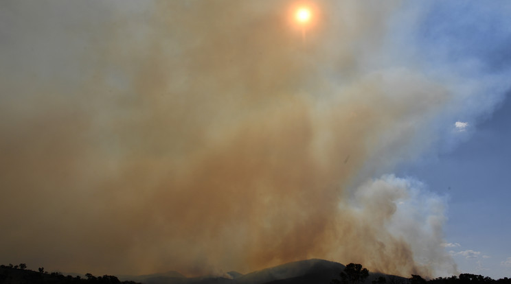 A bozóttűz füstje az ausztrál fővárostól, Canberrától 30 kilométerre délre fekvő Tharwa térségében is jól látható /Fotó: MTI/AAP/Mick Tsikas