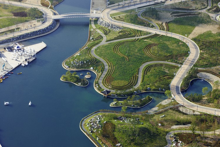 W październiku Songdo wygrało konkurs ONZ na siedzibę Zielonego Funduszu Klimatycznego, który będzie zarządzać ponad 100 mld euro. Na korzyść koreańskiego miasta przemawiał status Korei - kraju, który w bardzo szybkim tempie wzbogacił się dzięki inwestycjom w innowacyjne projekty gospodarcze. Songdo jest jednym z nich.