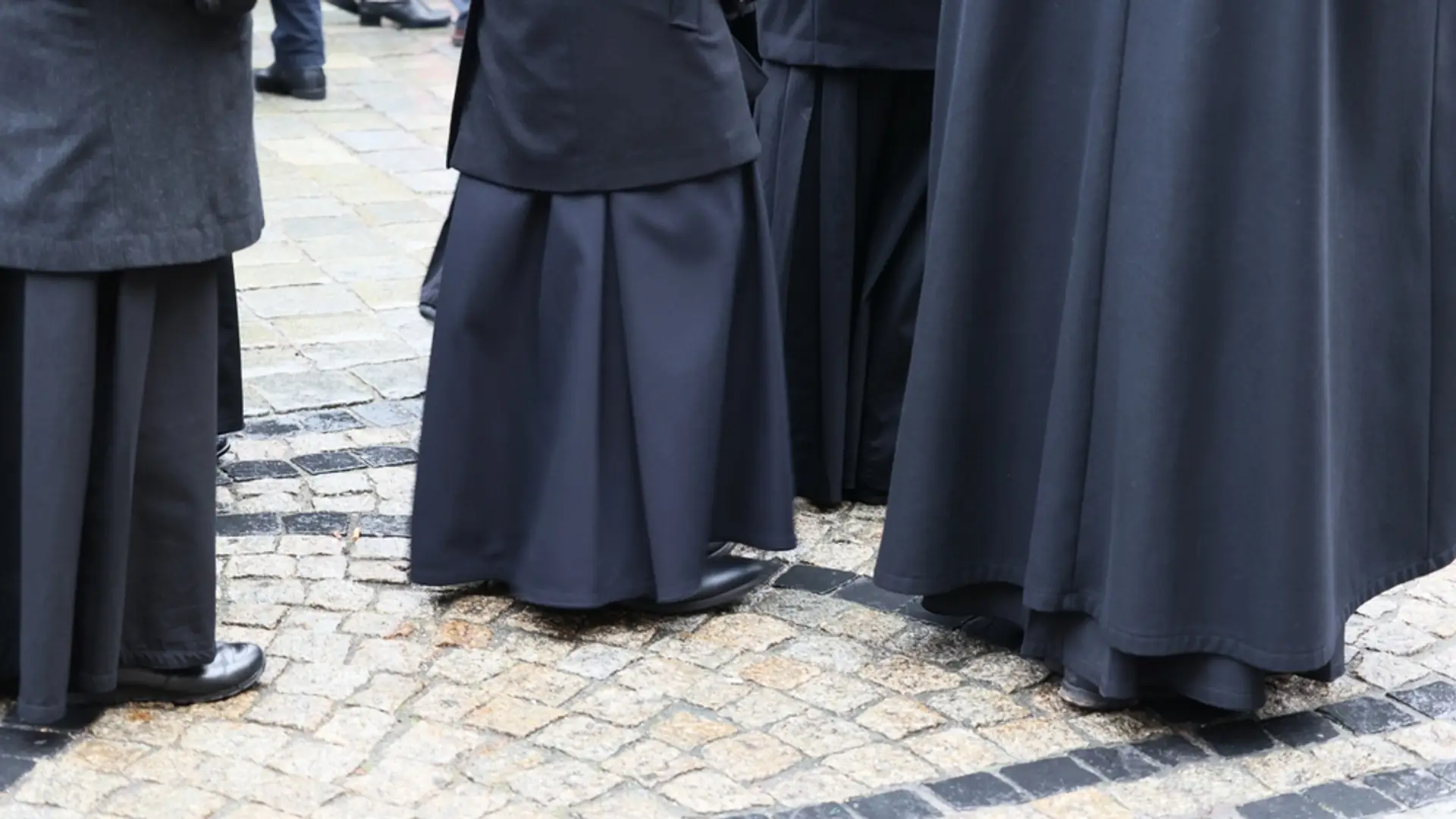 Episkopat w ostrych słowach o pigułce "dzień po" od 15. roku życia. To "porażające". Ginekolożka odpowiada