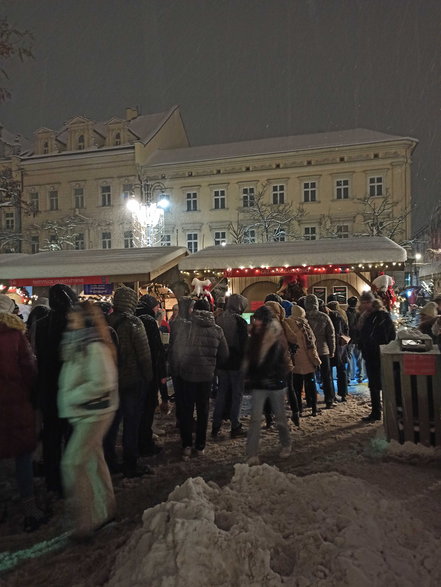 Mimo śnieżycy i śliskich nawierzchni, tłum ludzi odwiedził również jarmark bożonarodzeniowy