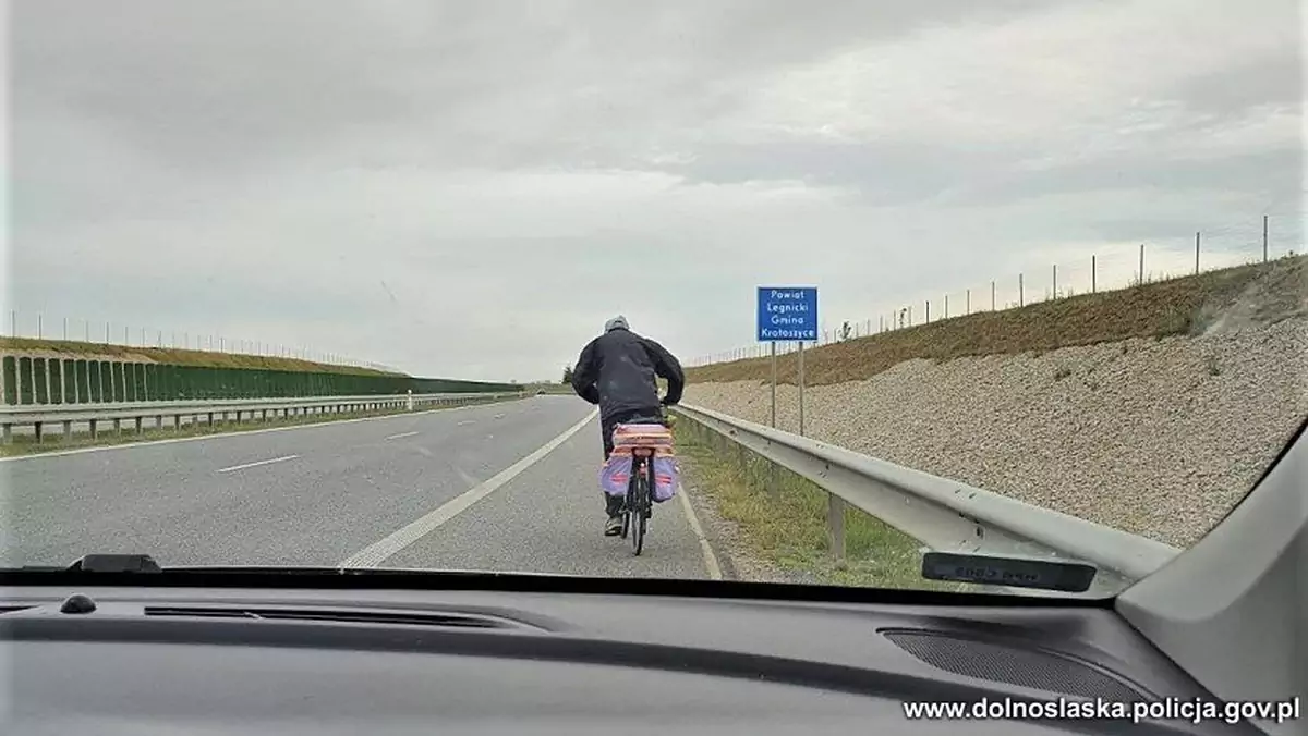 Policjanci zatrzymali 76-letniego rowerzystę, który chciał dojechać do Legnicy drogą ekspresową S3