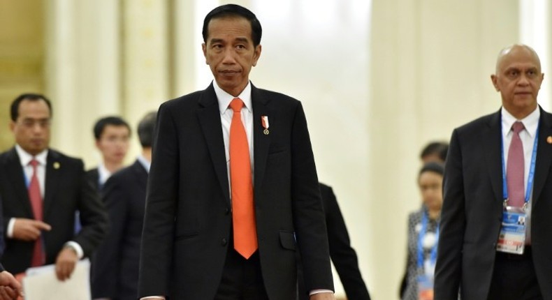 Indonesia's President Joko Widodo (C) has ordered the police to shoot drug traffickers who resist arrest in the latest effort to eradicate drug use